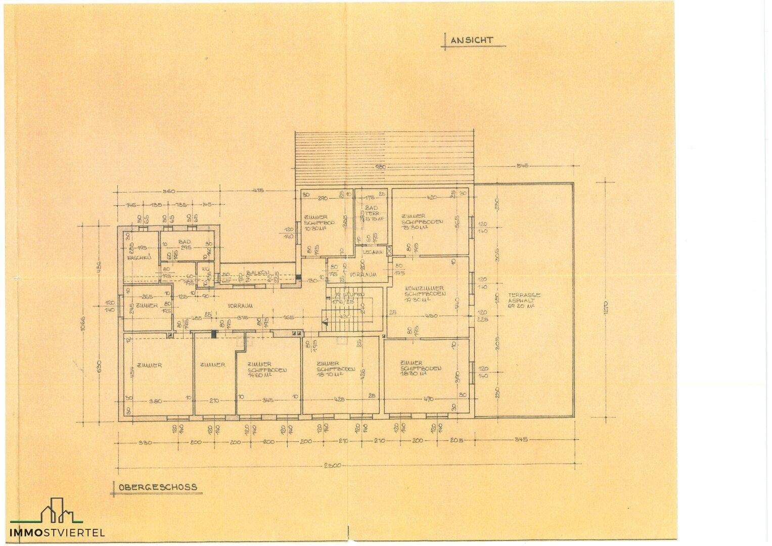 Grundriss des Obergeschosses mit Schlafzimmern, Bädern und Balkonzugang.