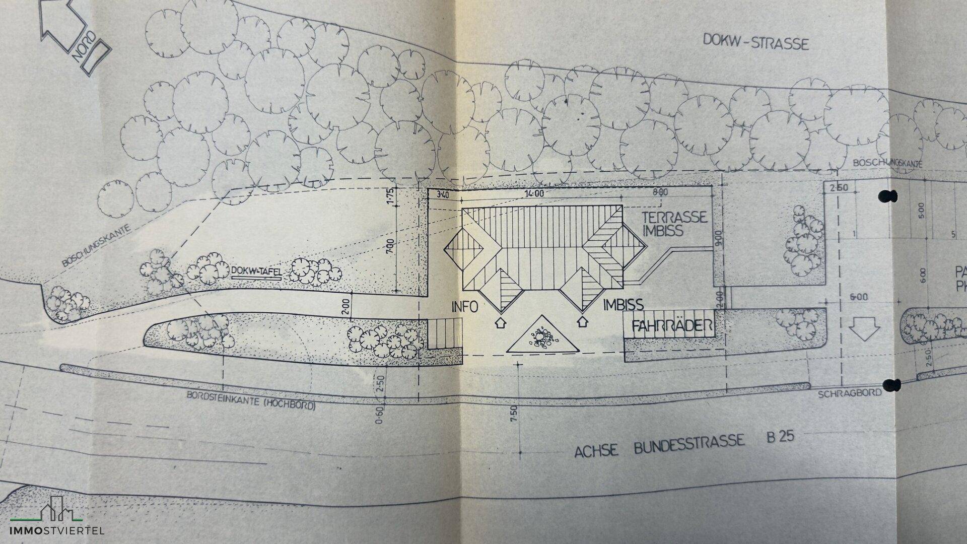 Detaillierter Lageplan des Grundstücks mit Gebäude, Terrasse, Parkplätzen und umliegender Bepflanzung.