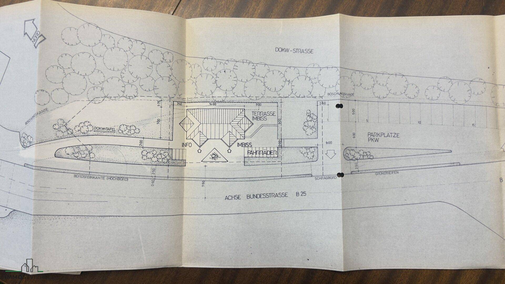 Lageplan des Grundstücks mit Gebäude, Terrasse, Parkplätzen und Zufahrtswegen.