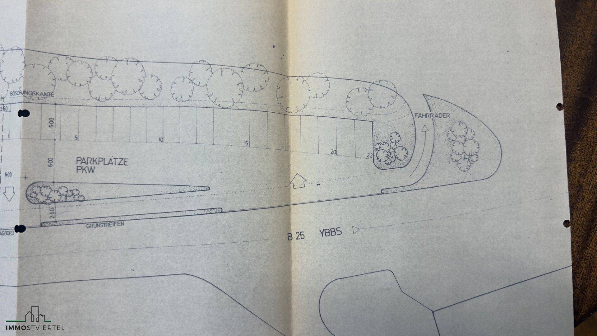 Ausschnitt des Lageplans, der die Anordnung der Parkplätze für PKW und Fahrräder zeigt.