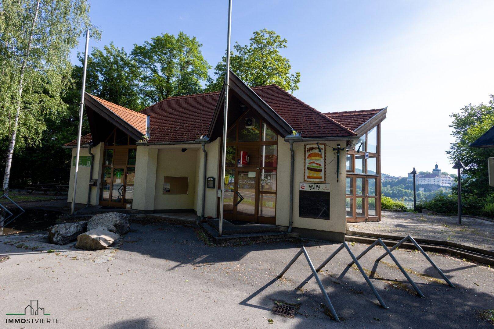 Ansicht des Bistros von außen mit großen Glasfronten und einem Fahrradständer im Vordergrund.