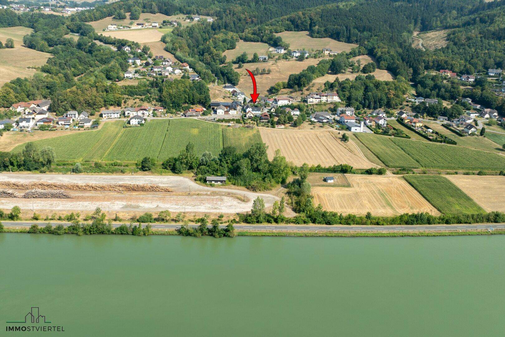 Weitläufige Luftaufnahme der ländlichen Umgebung mit dem markierten Anwesen am Flussufer.