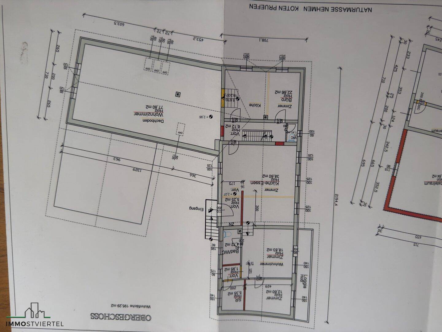 Grundriss des Obergeschosses mit Wohnzimmer, Küche-Essbereich, Büro, Schlafzimmer und Loggia.
