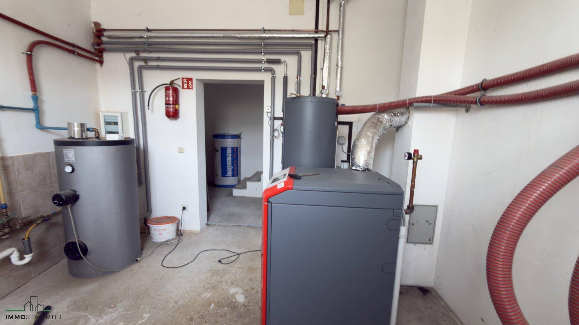 Technischer Raum mit Heizungsanlagen und Warmwasserspeichern.
