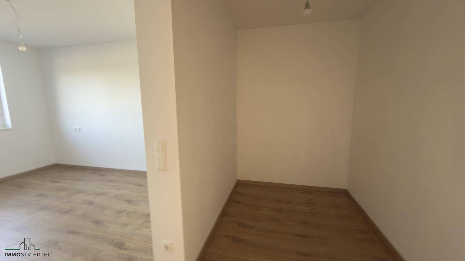 Kleiner, heller Raum mit Laminatboden, möglicherweise als Abstellraum oder Nische nutzbar.