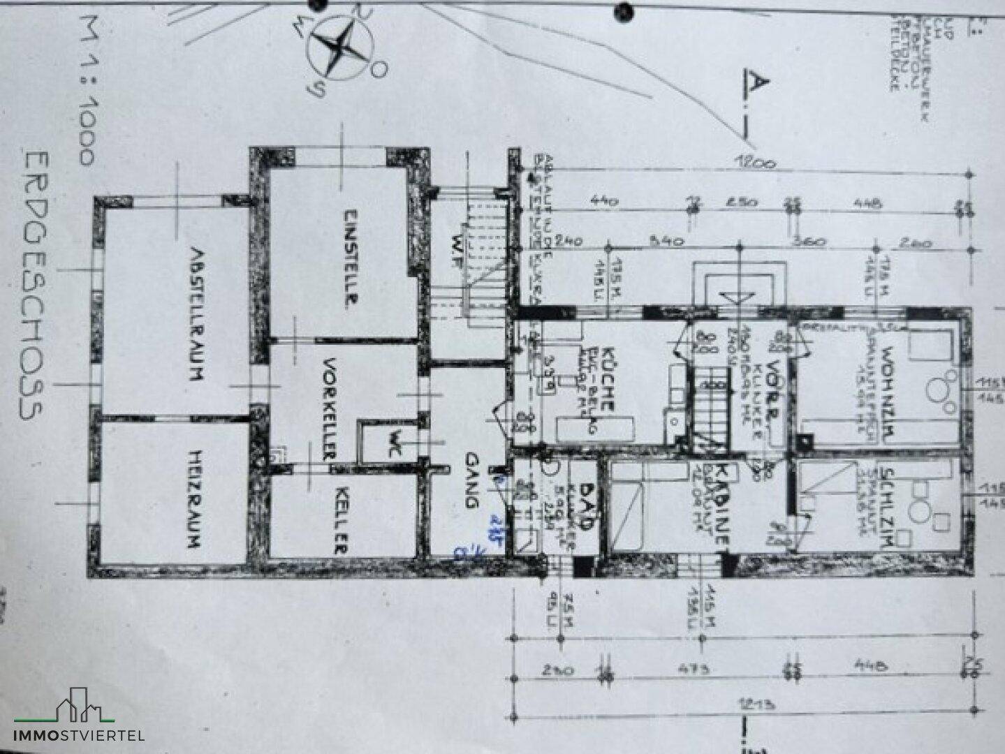 Handgezeichneter Grundriss des Erdgeschosses mit Wohnzimmer, Schlafzimmer und Küche.