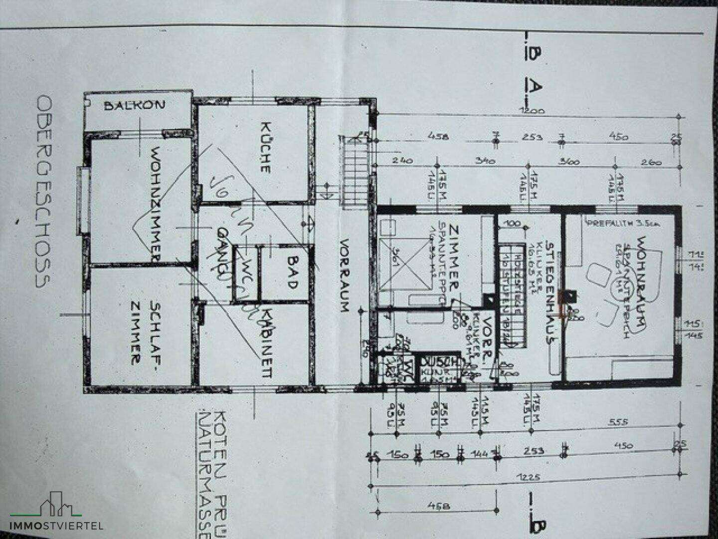 Handgezeichneter Grundriss des Obergeschosses mit Balkon, Schlafzimmern und Bad.