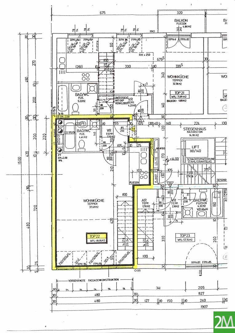 Grundriss des unteren Geschosses mit Wohnküche, Bad und Treppenhaus, hervorgehoben in Gelb.