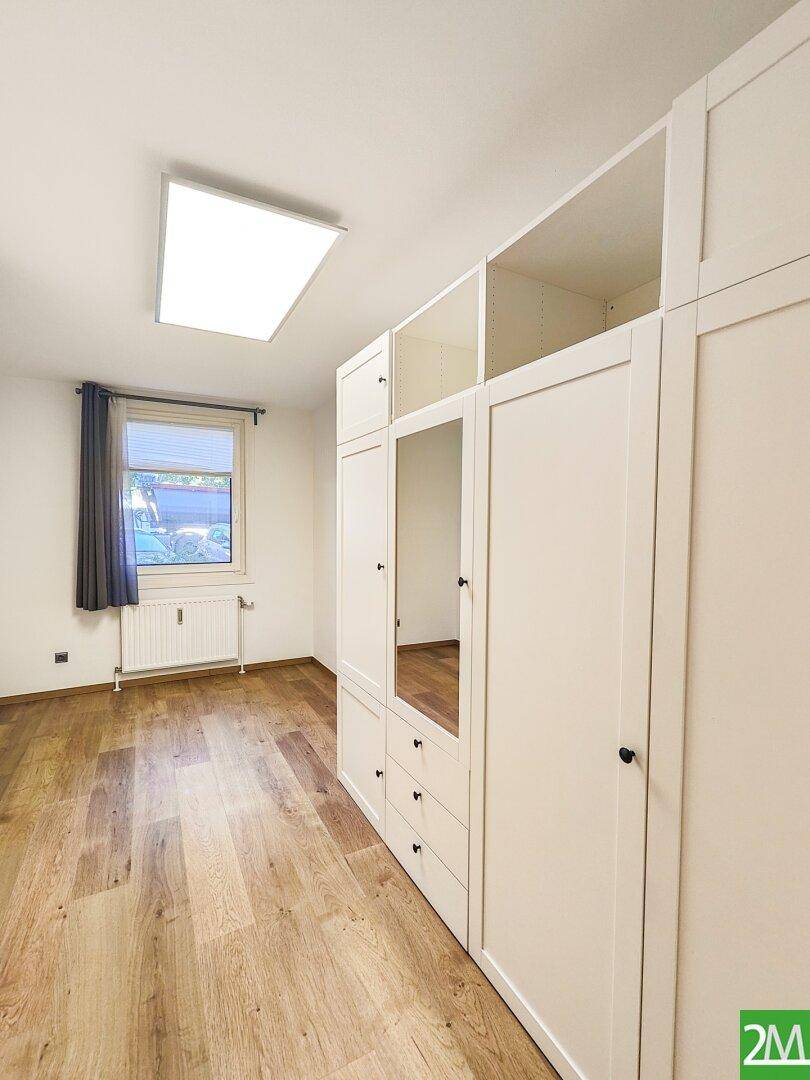 Zimmer 1 mit Einbaukasten (straßenseitig)