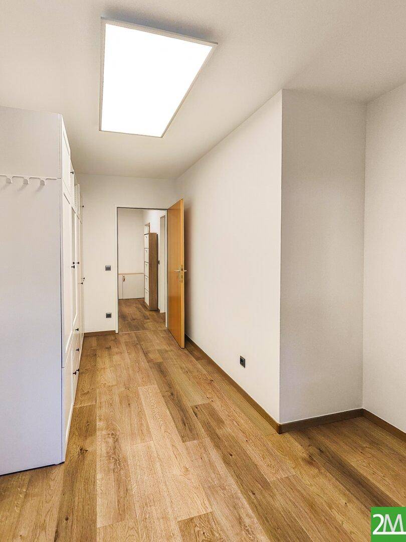 Zimmer 1 mit Einbaukasten (straßenseitig)