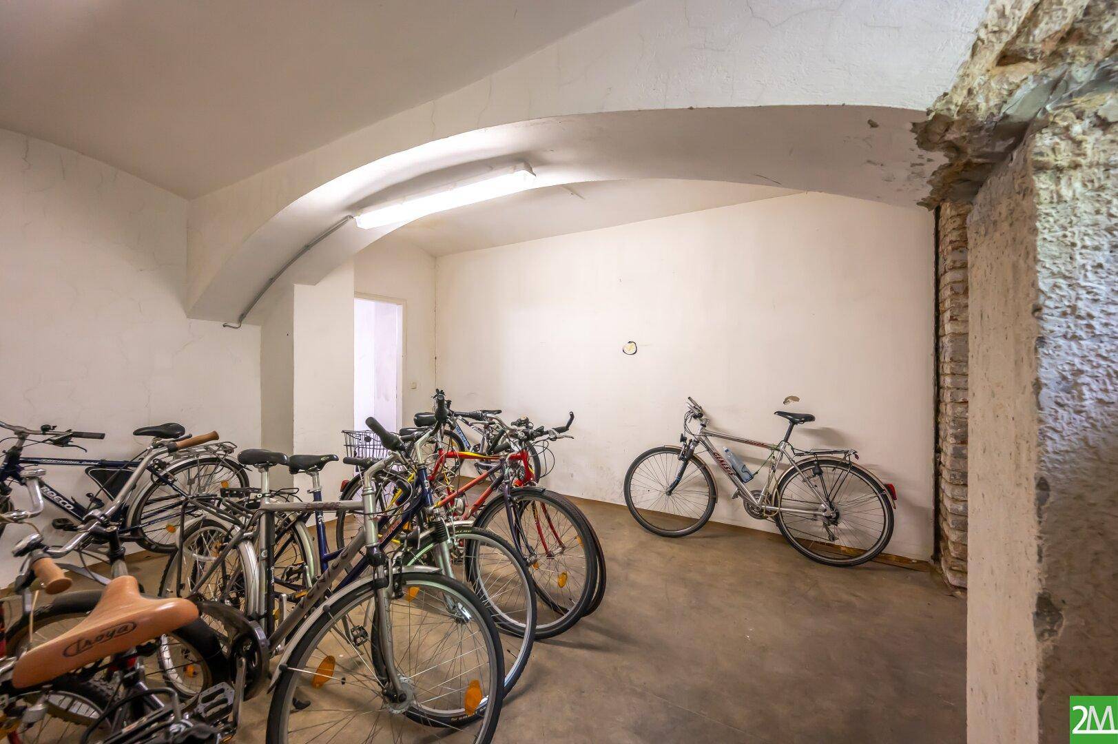Fahrradraum im Keller mit gewölbten Decken und Abstellmöglichkeiten für mehrere Fahrräder.