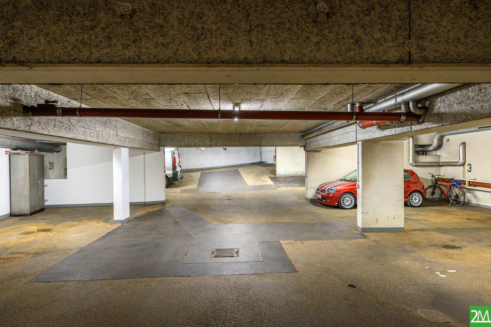 Tiefgarage mit Stellplätzen für Fahrzeuge und Abstellmöglichkeiten im Untergeschoss.