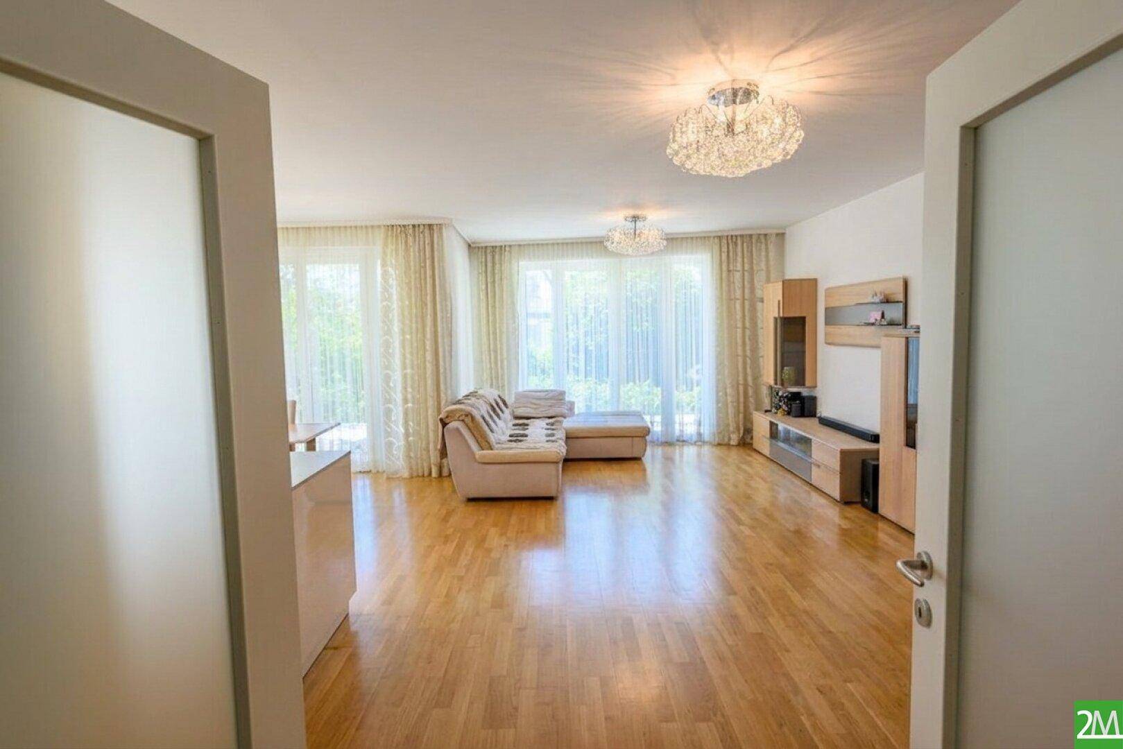 Geräumiger offener Wohnbereich mit Küche und Essbereich, einladend und hell.