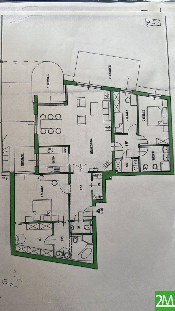 Detaillierter Grundriss der Wohnung mit drei Terrassen und offenem Wohnbereich.