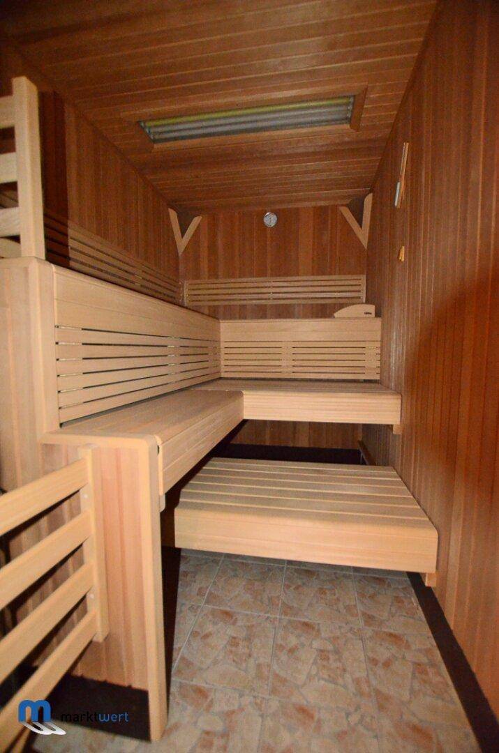 Gemütliche Holzsauna mit mehrstufigen Bänken für entspannende Momente.