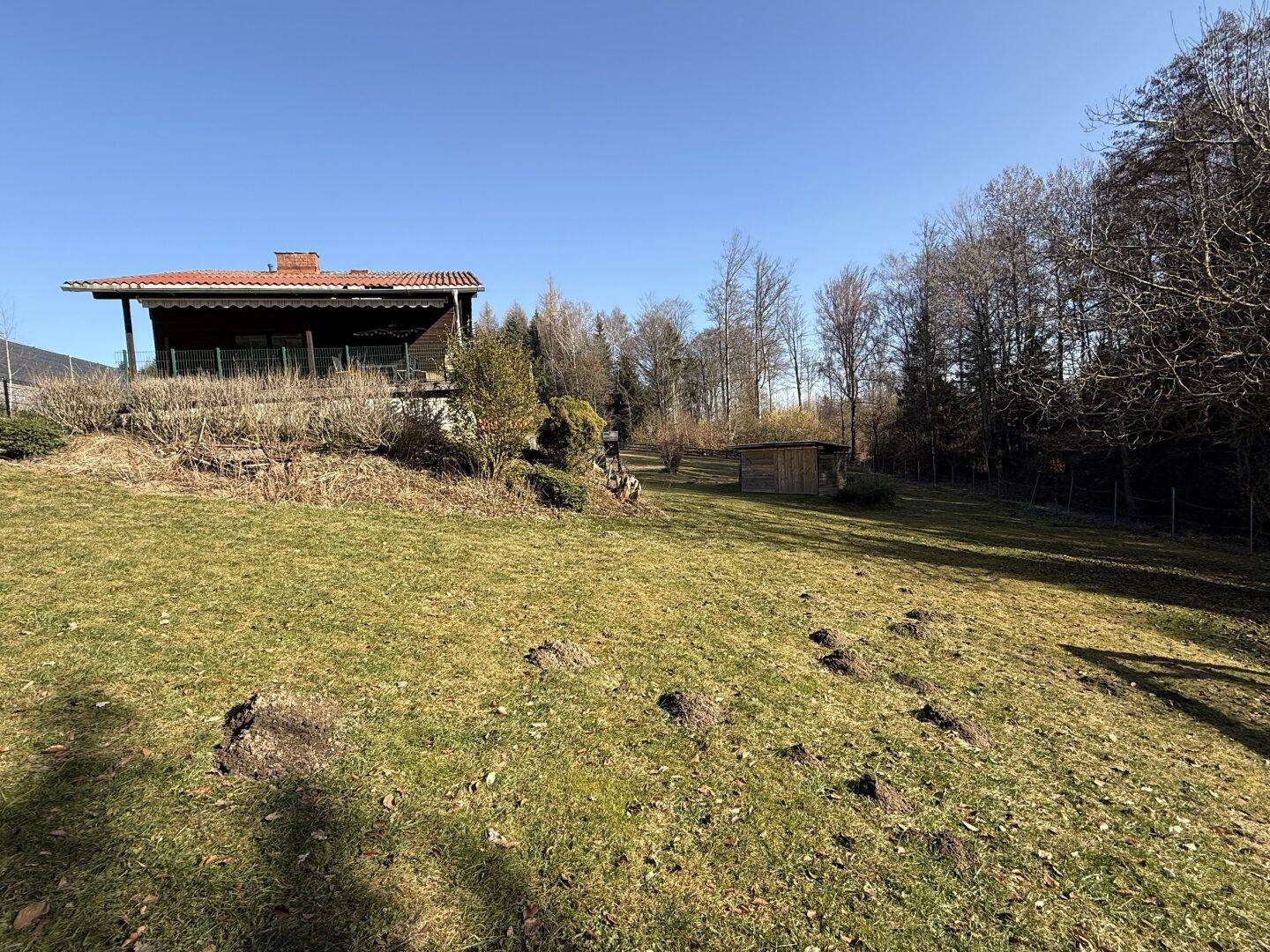 Haus in sonniger Lage mit weitläufigem Garten und Blick auf die umliegende Natur.
