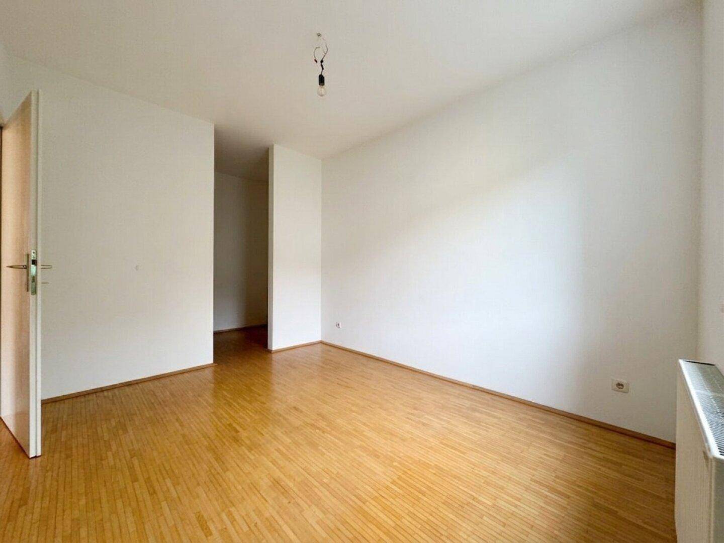 Schlafzimmer mit kl. Schrankraum