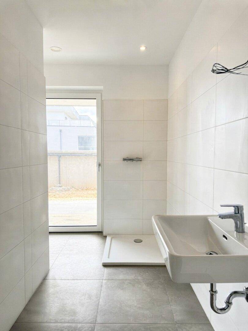 Badezimmer mit Ausgang Terrasse