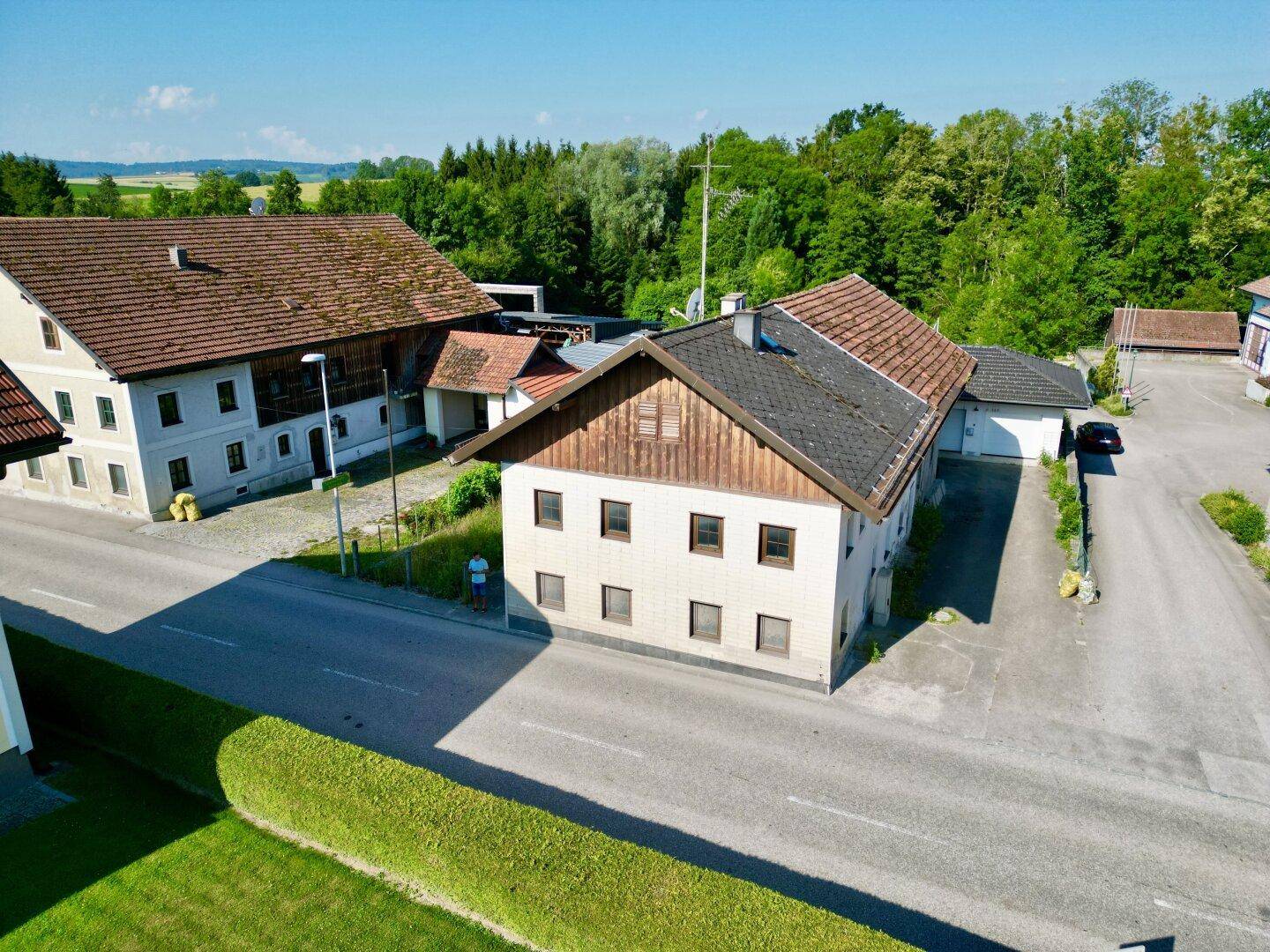 Bastlerhit in Pattigham! Sanierungsbedürftiges Haus mit großer Garage/Werkstatt - Ansicht 2