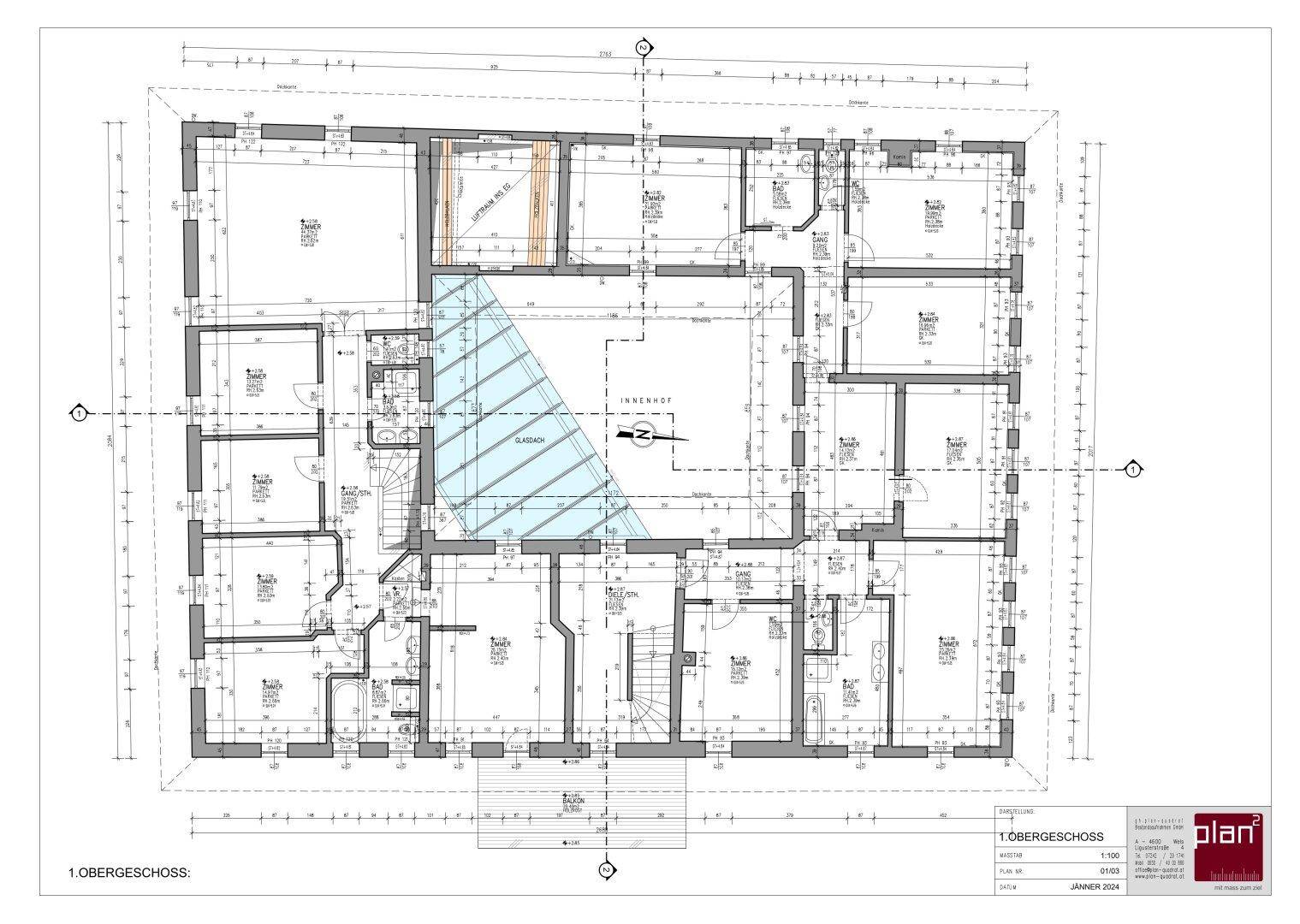 Grundriss des ersten Obergeschosses mit Zimmern, Treppen und einem überdachten Innenhof.