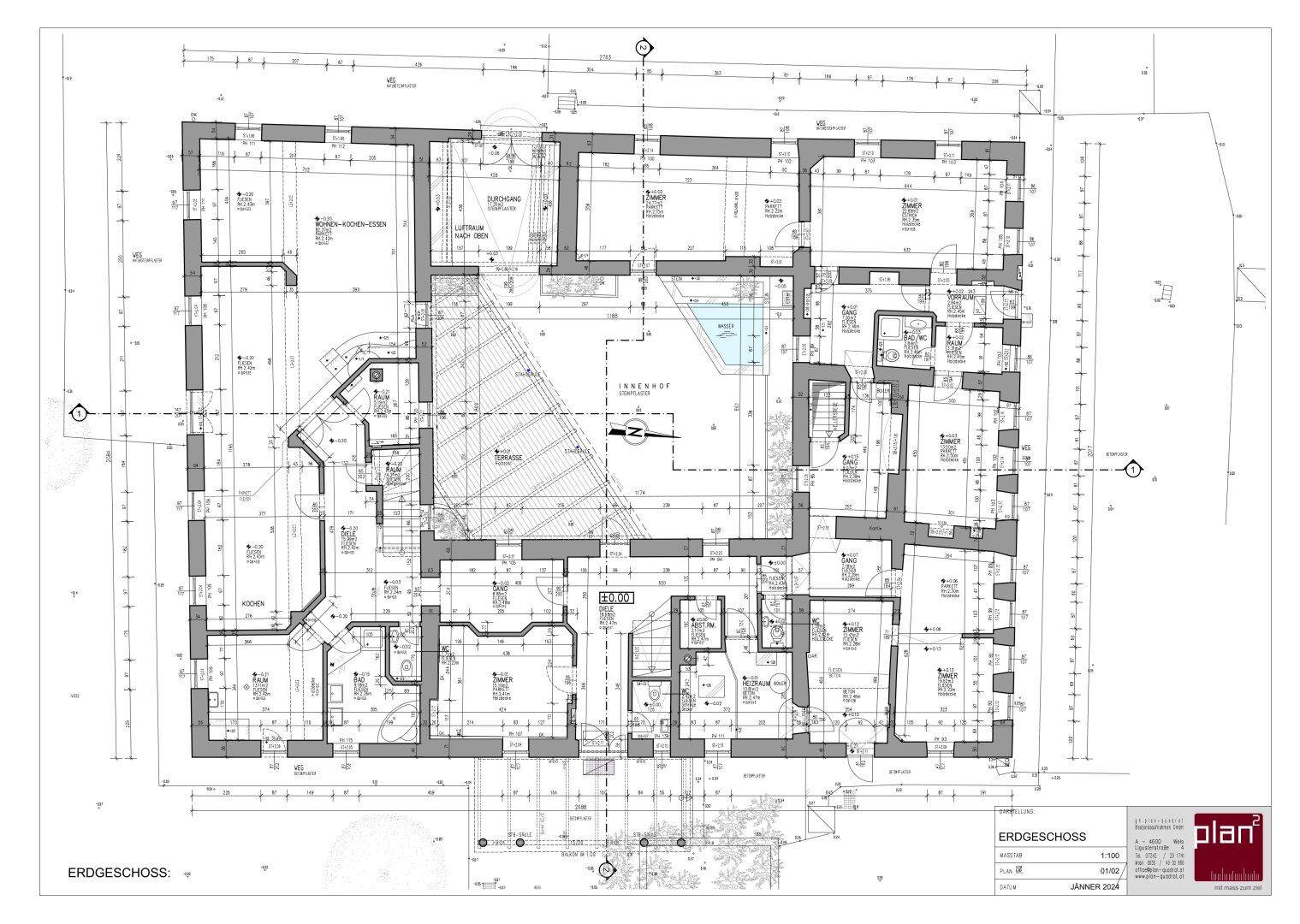 Grundriss des Erdgeschosses mit mehreren Räumen, einem zentralen Innenhof und Terrasse.
