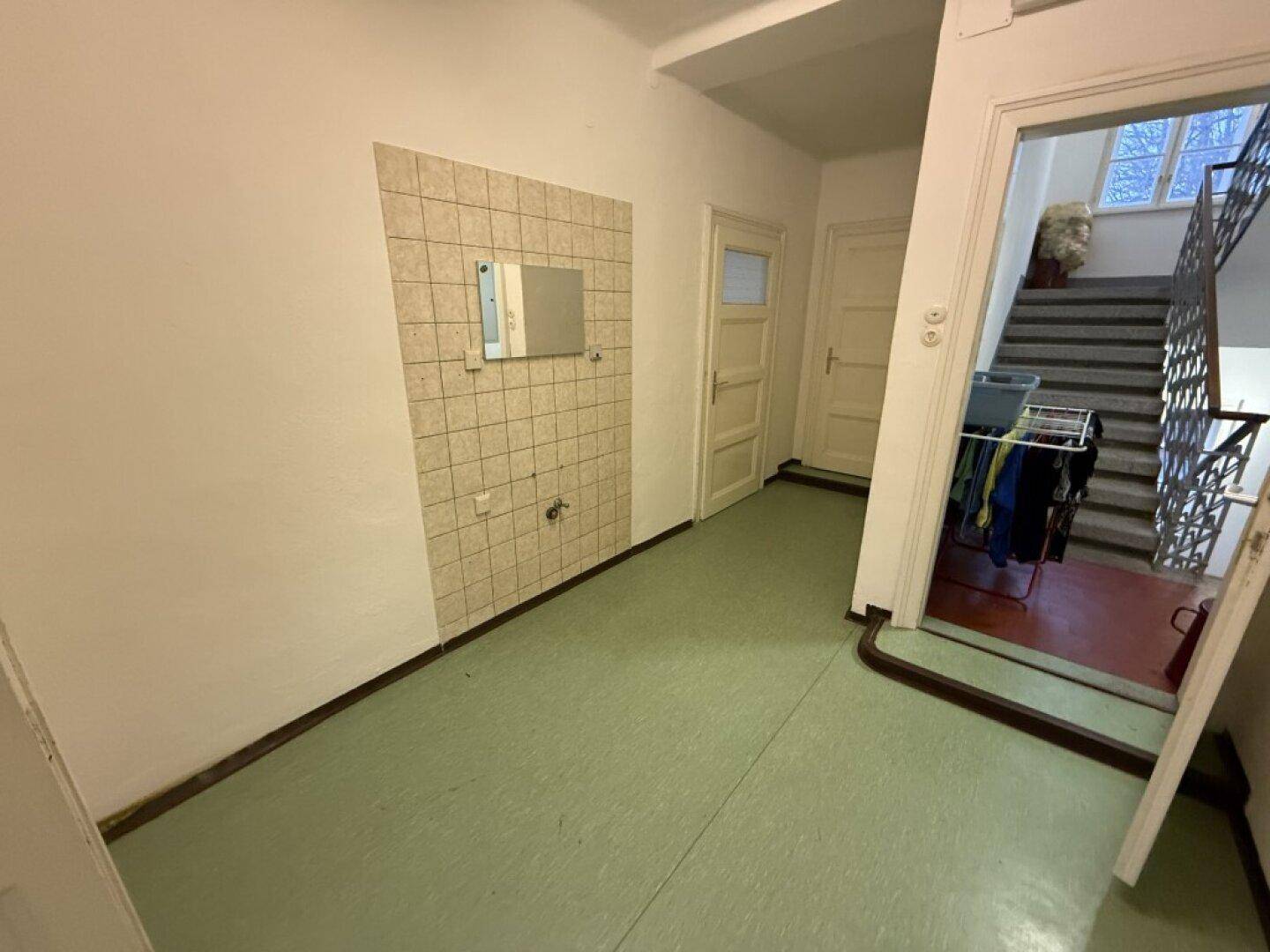 2.Stock_rechte Einheit (Büro)_Eingangsbereich mit Wasser- und Abflussanschluss