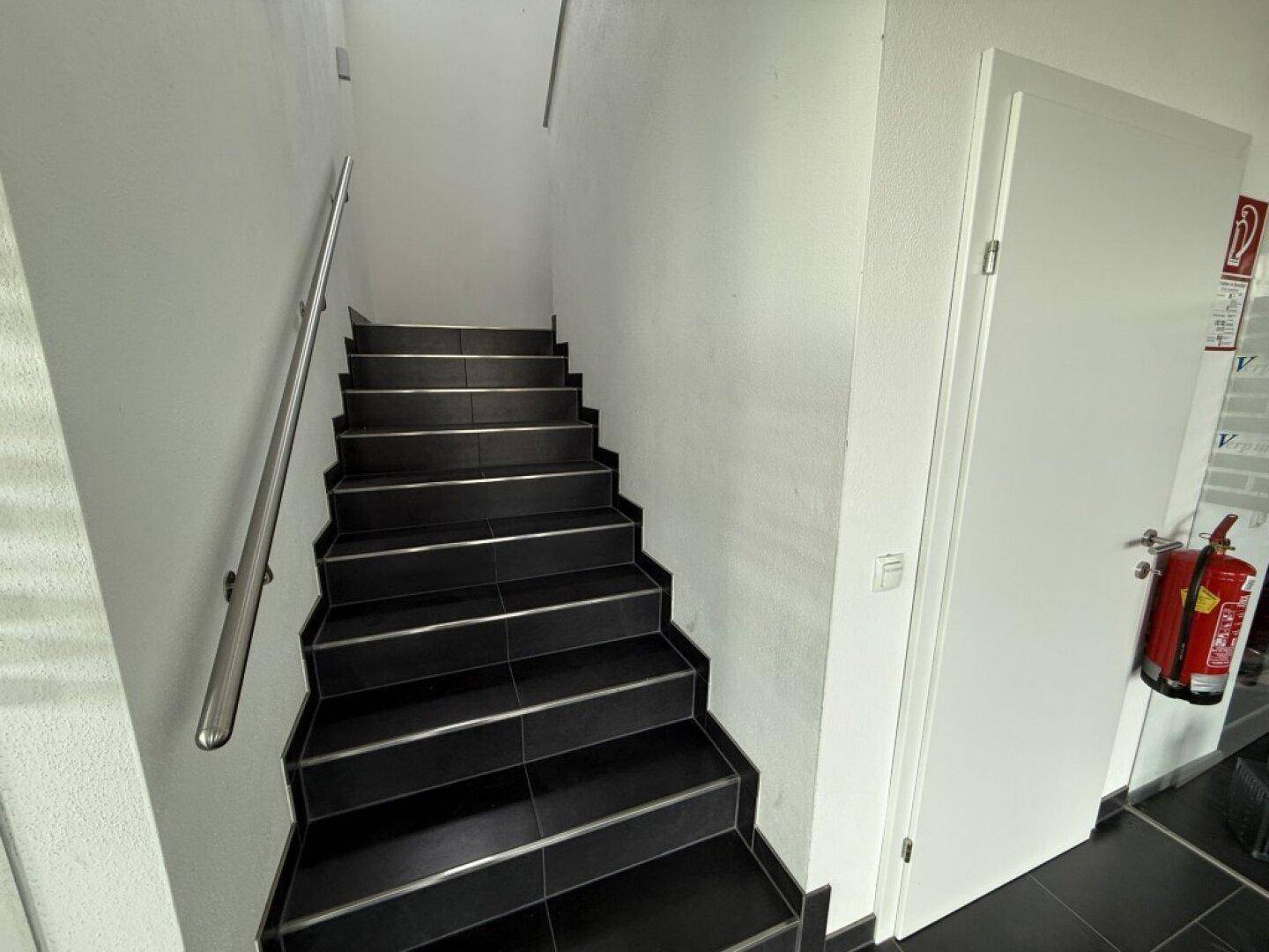 über geflieste Betonstiege ins OG