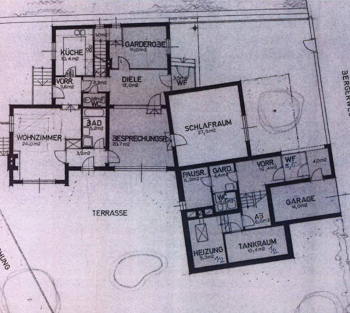 Grundriss des Erdgeschosses mit Wohnzimmer, Küche, Bad, Schlafzimmer und Garage.