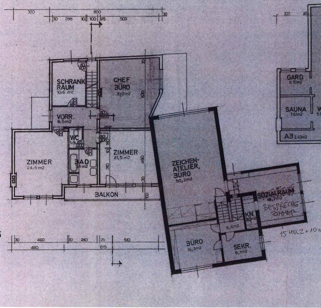 Grundriss des Obergeschosses mit Zimmern, Büro, Bad und Balkon.