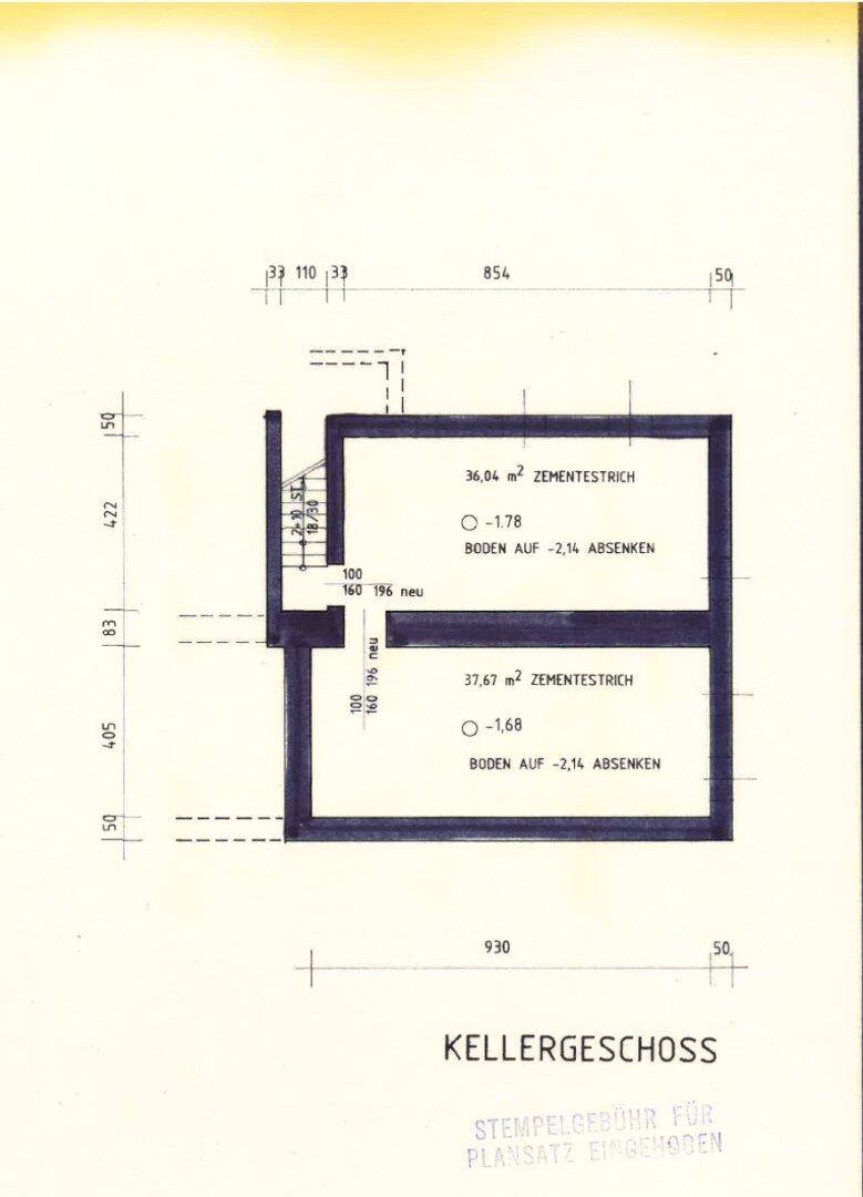 Grundriss des Kellergeschosses mit zwei großen Räumen und detaillierten Abmessungen.