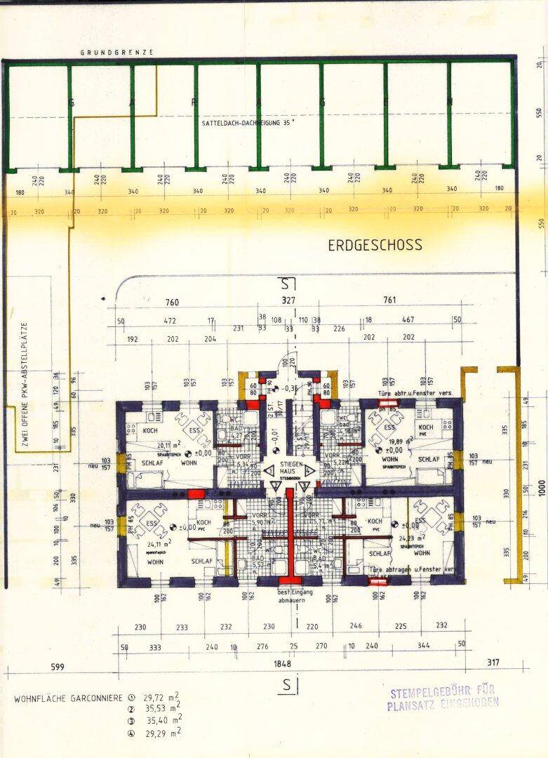 Grundriss des Erdgeschosses mit mehreren Wohneinheiten und einem angrenzenden Außenbereich.