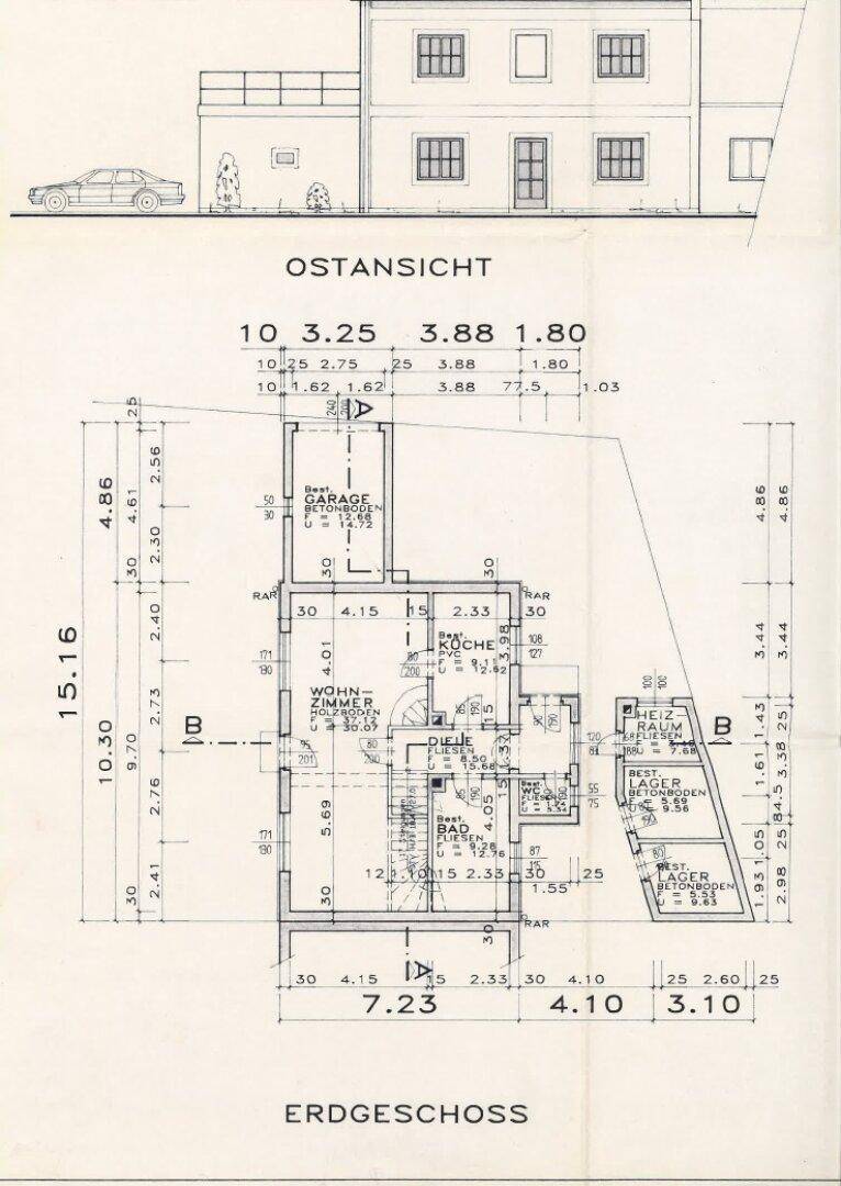 Grundriss des Erdgeschosses mit Garage, Wohnzimmer, Küche und weiteren Räumen.