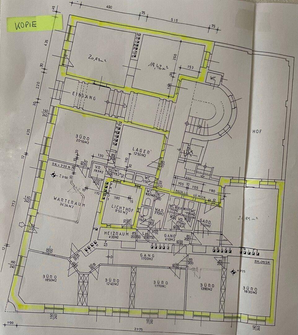 Detaillierter Grundriss eines Gebäudes mit mehreren Büros, Lagerräumen und Sanitäranlagen.