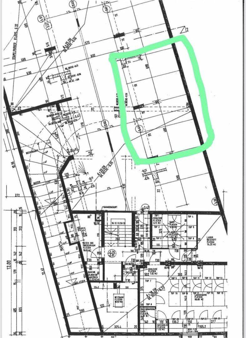 Grundrissplan eines Gebäudes mit mehreren Einheiten, wobei ein Gartenbereich grün markiert ist.