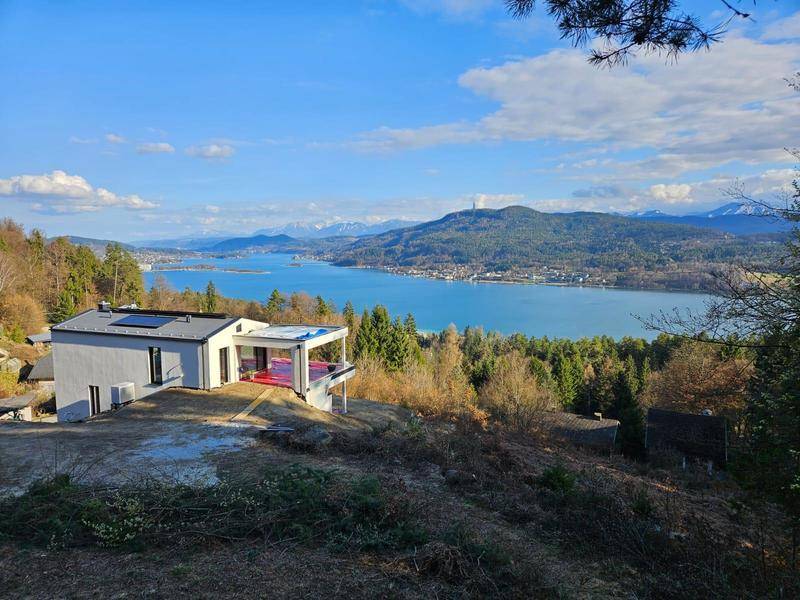 Architektonisch ansprechendes Haus mit großzügiger Terrasse und atemberaubendem Seepanorama.