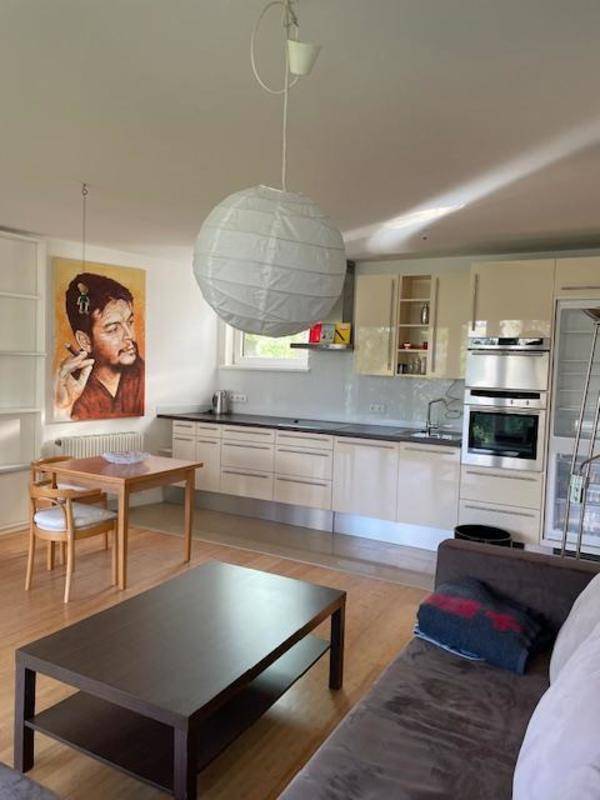 Offene Küche mit modernen Geräten und hellem Design, integriert in den Wohnbereich.