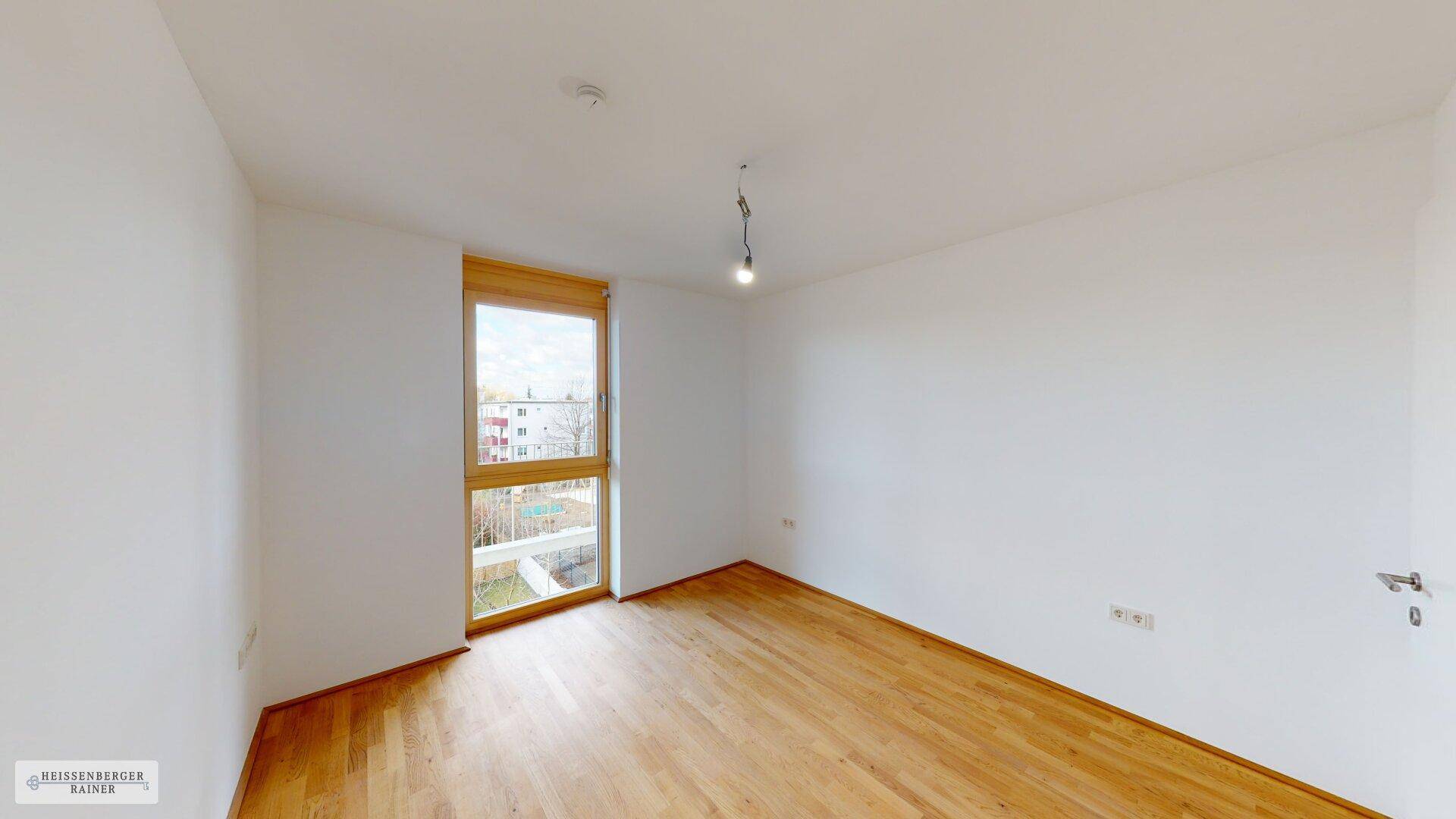 Weiteres helles Zimmer mit Holzboden und Fenster, vielseitig nutzbar als Schlaf- oder Arbeitszimmer.