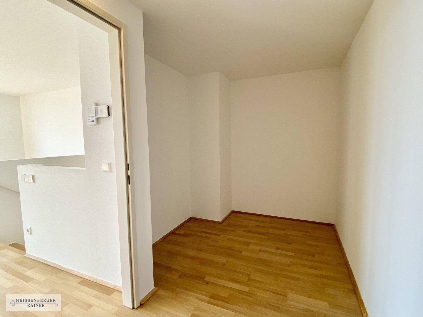 Kleiner, heller Raum mit Holzboden, ideal als Büro oder Abstellraum nutzbar.