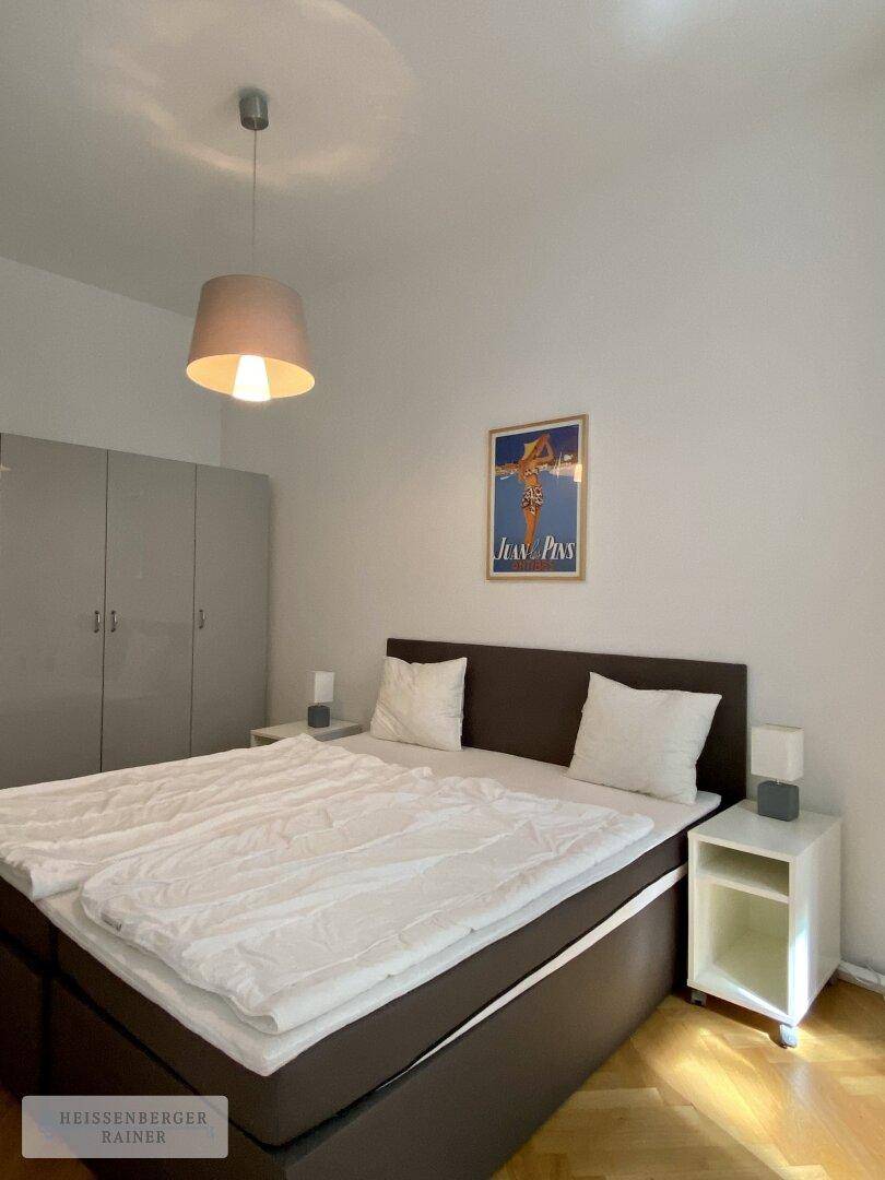 Gemütliches Schlafzimmer mit Doppelbett, Nachttischen und Kleiderschrank, ruhig und komfortabel.
