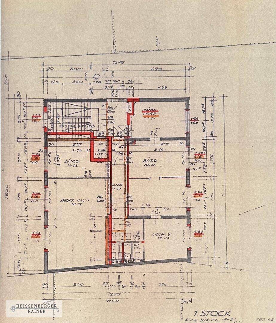 Historischer Grundriss des ersten Stocks mit Büroräumen und Treppenhaus.