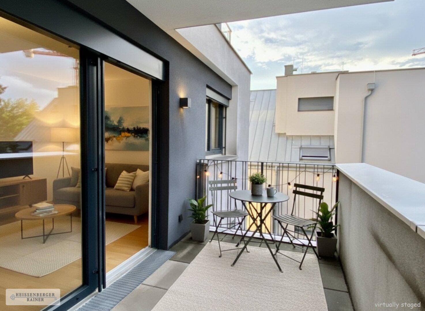 Gemütlicher Balkon mit Sitzgelegenheiten und Blick auf die Umgebung, mit Zugang zum Wohnbereich.