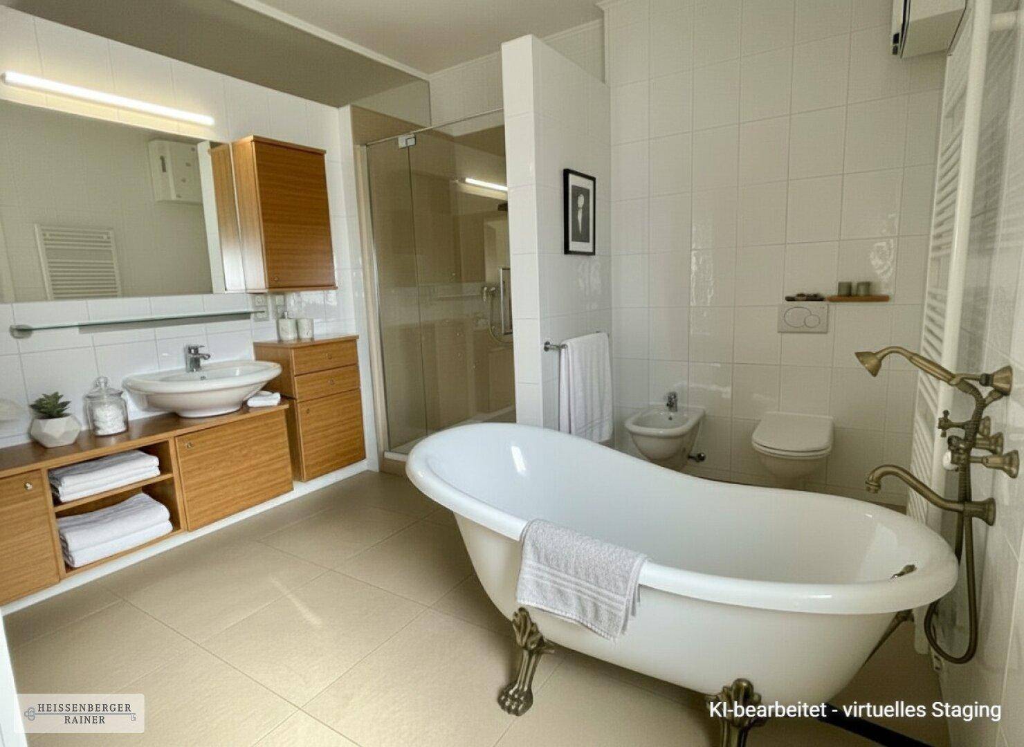 Geräumiges Badezimmer mit freistehender Badewanne, begehbarer Dusche und Doppelwaschbecken.