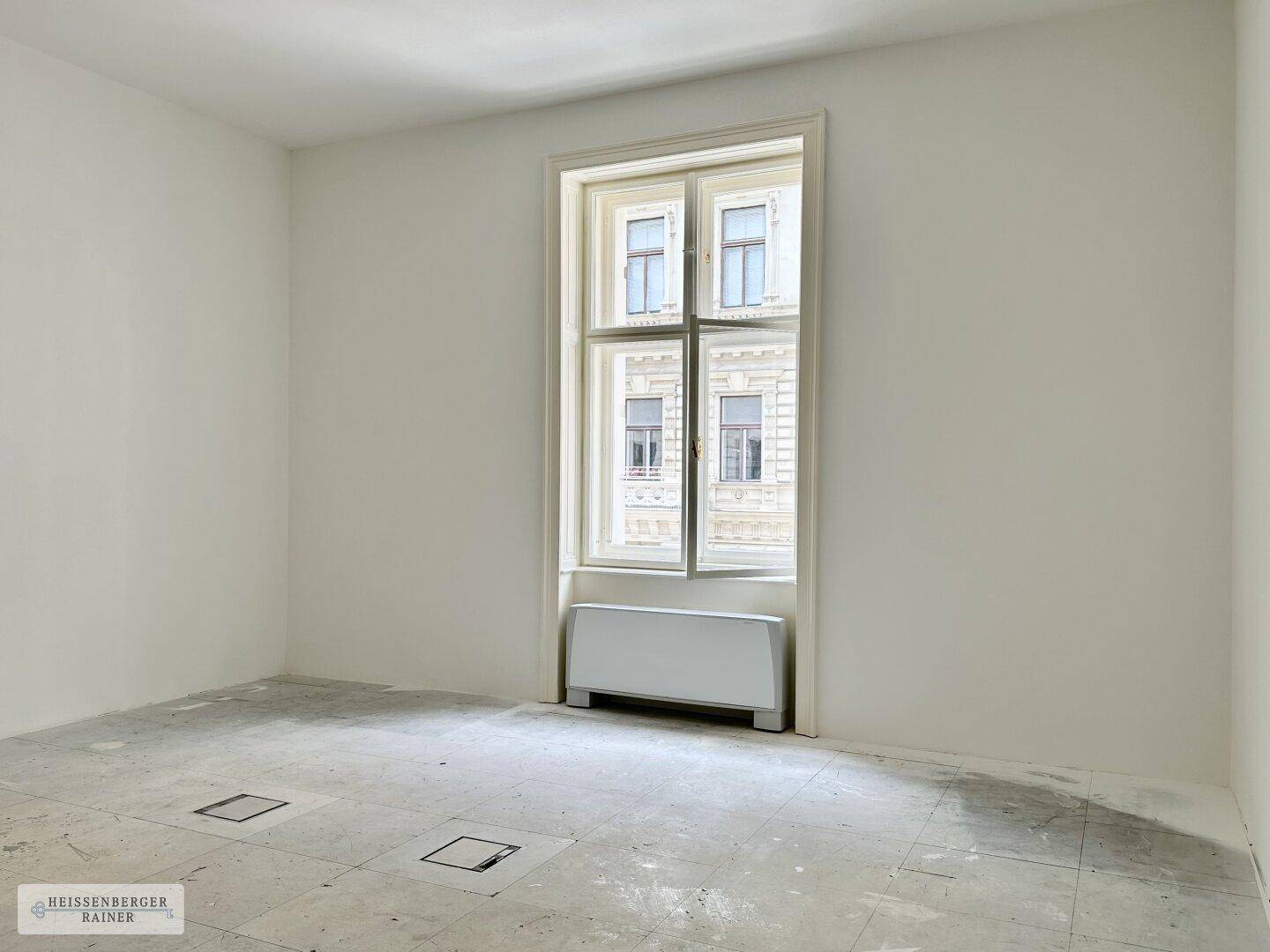 Ein kleinerer, heller Raum mit einem großen Fenster und schlichten Wänden.