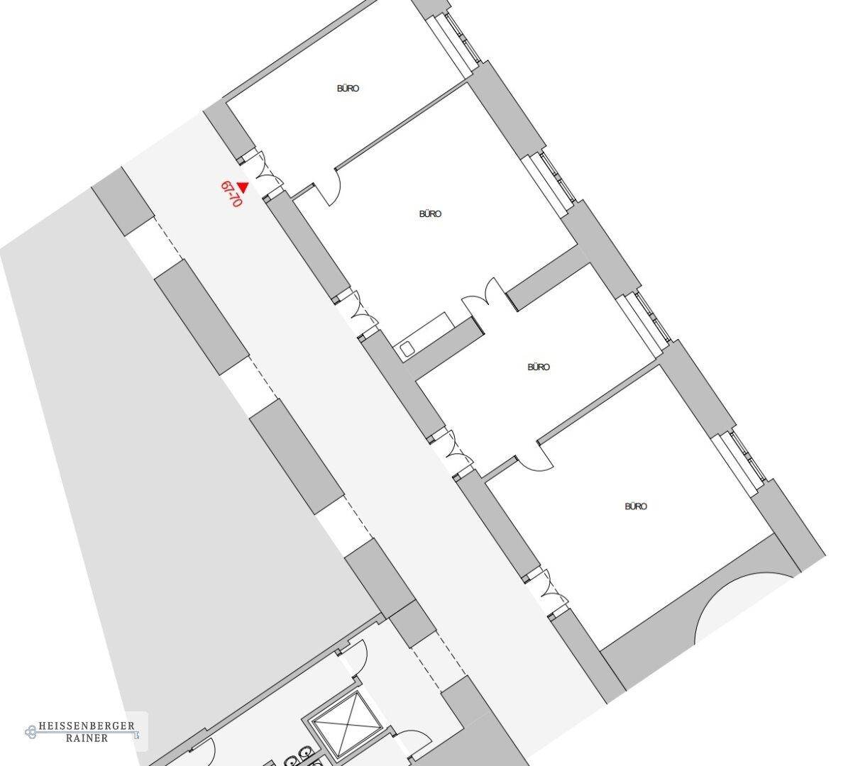 Grundrissplan zeigt mehrere Büroräume mit Zugang und Aufzug in einem Gebäude.