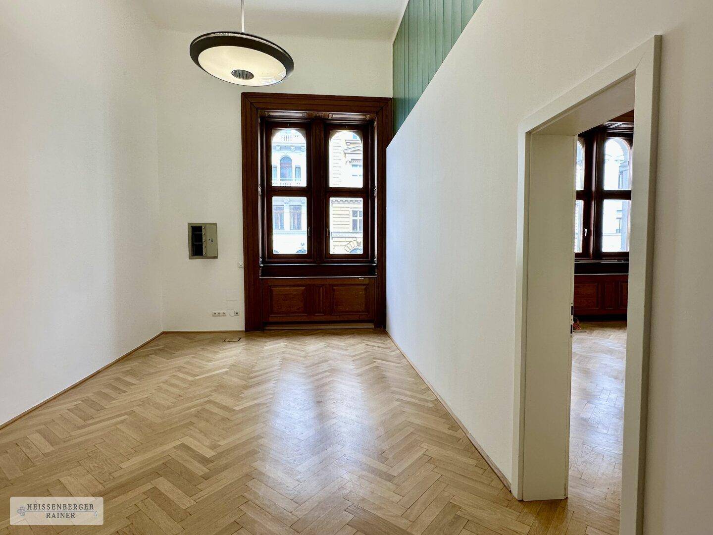 PRÄCHTIGES ALTBAUBÜRO /// SOFORT EINZUGSBEREIT /// VIER ZIMMER, VIER EINGÄNGE - Więcej