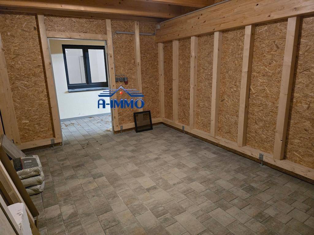 Kellerraum mit Fenster und Holzbalkenkonstruktion, ideal für Lagerung oder Ausbau.