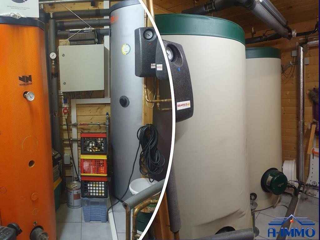 Heizungsraum mit Warmwasserspeichern und technischen Installationen.