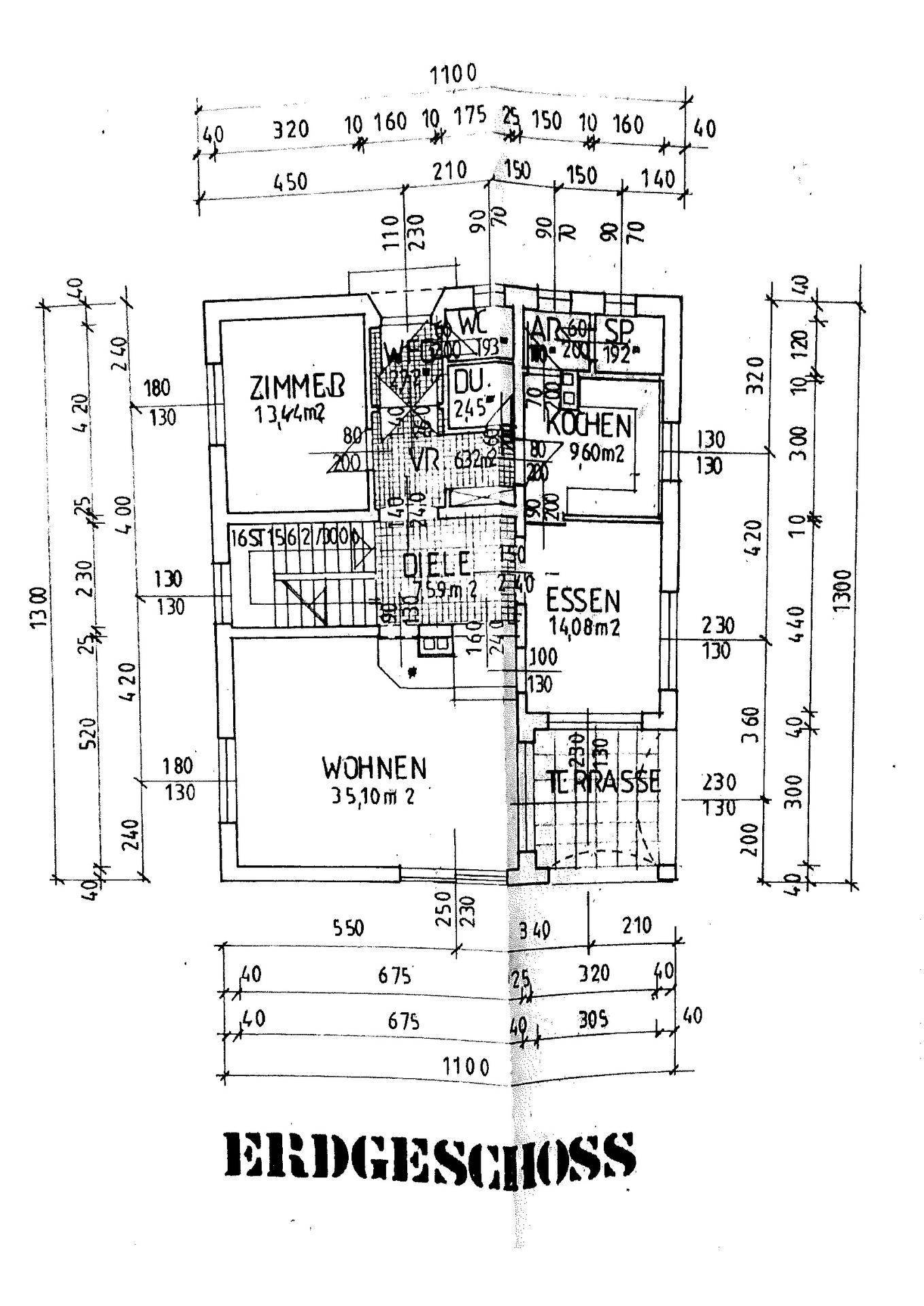 Grundriss des Erdgeschosses mit Wohn-, Essbereich, Küche und Terrasse.