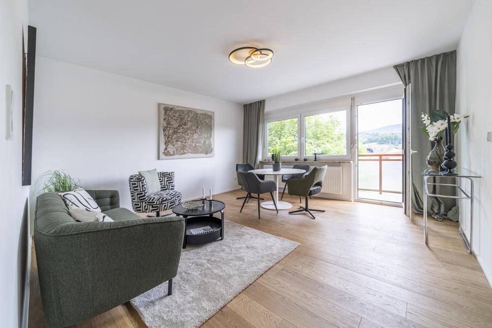 Geräumiger Wohn- und Essbereich mit Zugang zum Balkon und viel Tageslicht.