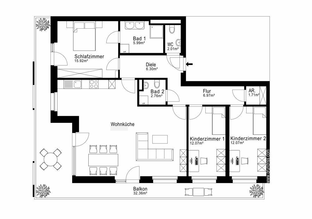 Detaillierter Grundriss einer Wohnung mit drei Schlafzimmern, zwei Bädern und großem Balkon.